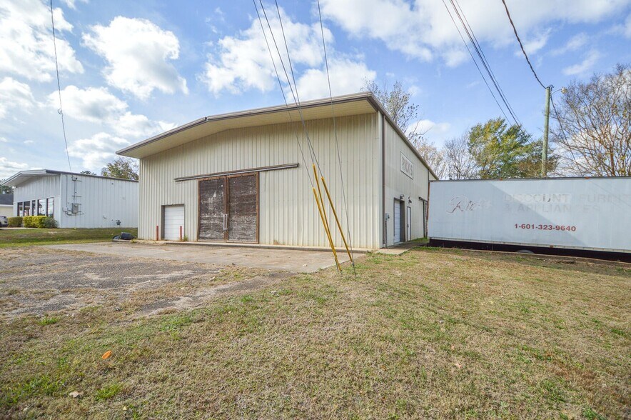 More Photos Of 1095 Stark Rd, Starkville Warehouse For Sale
