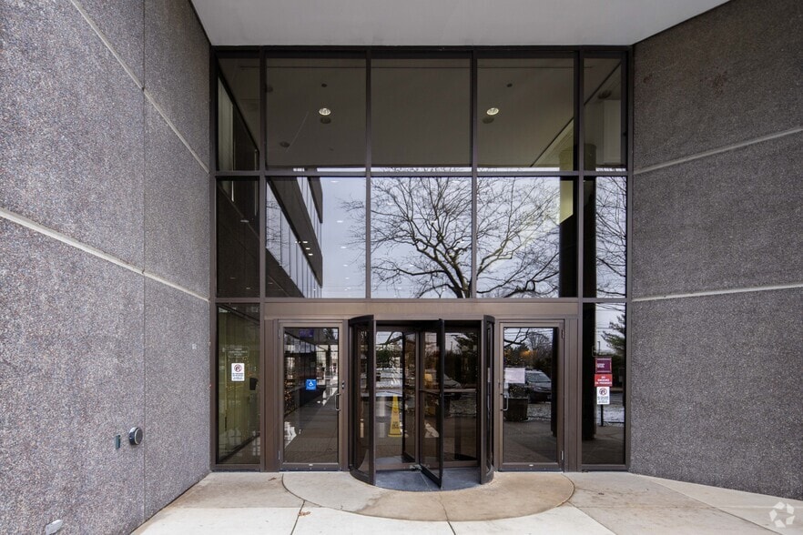 More Photos Of 3400 Dundee Rd, Northbrook Office For Lease