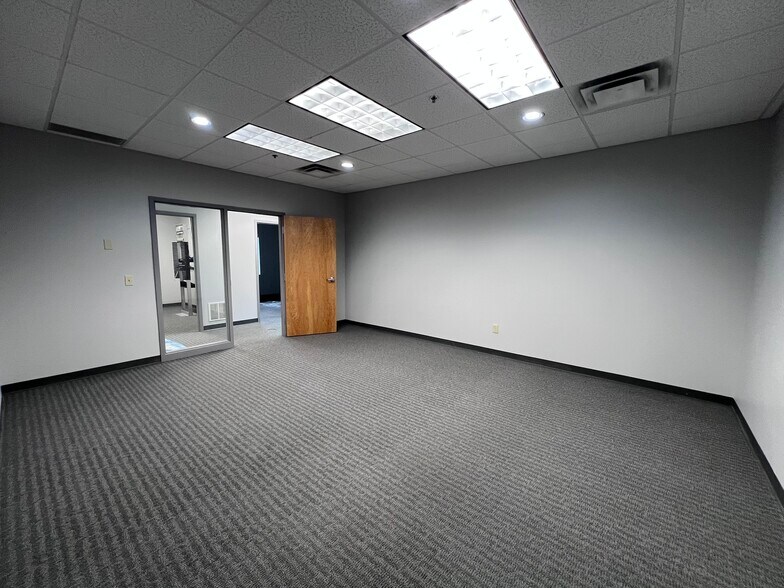 More Photos Of 422-434 Alexandersville Rd, Miamisburg Light Distribution For Lease