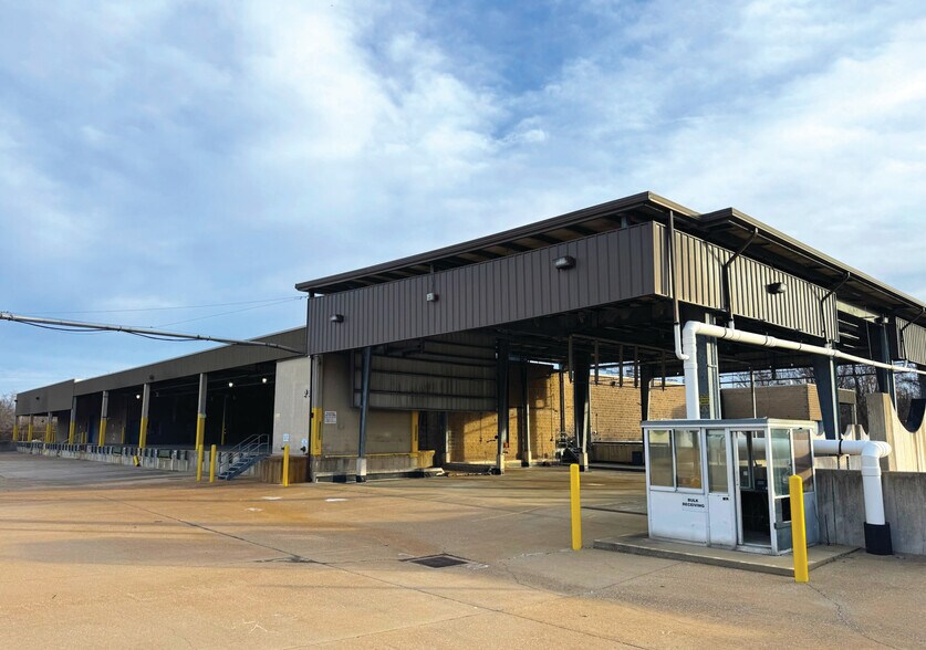 More Photos Of 2646 Metro Blvd, Maryland Heights Distribution For Lease