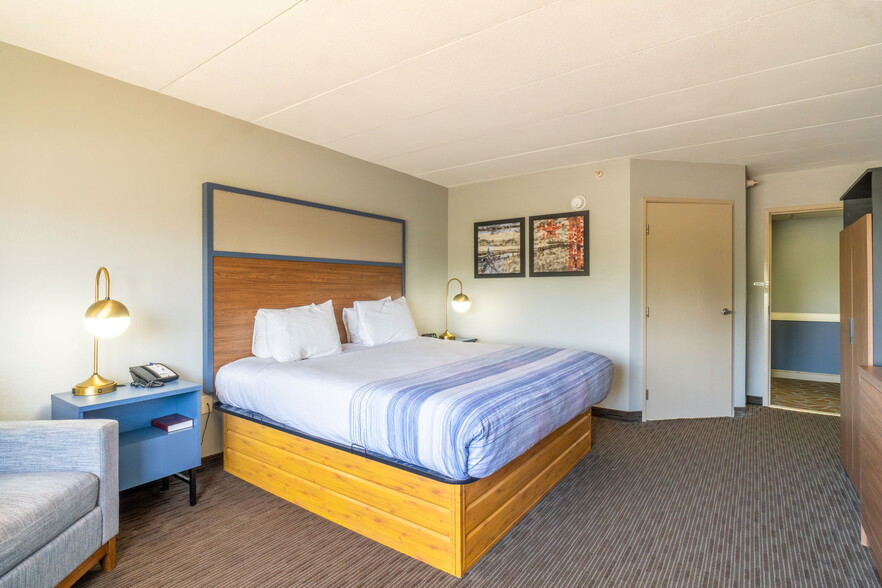 More Photos Of 4230 S Lewis Blvd, Sioux City Hotel For Sale