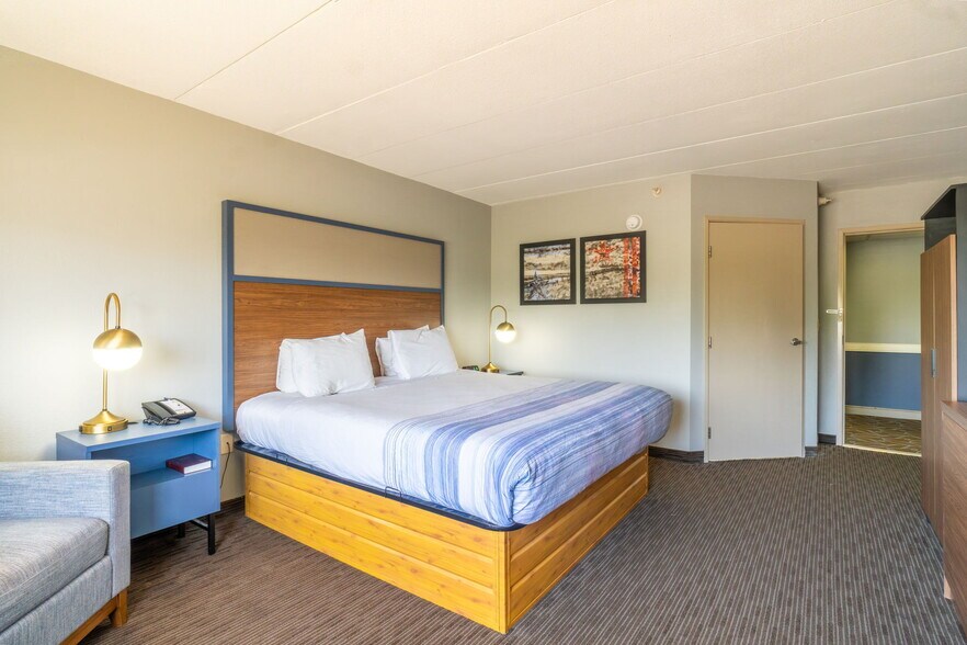 More Photos Of 4230 S Lewis Blvd, Sioux City Hotel For Sale