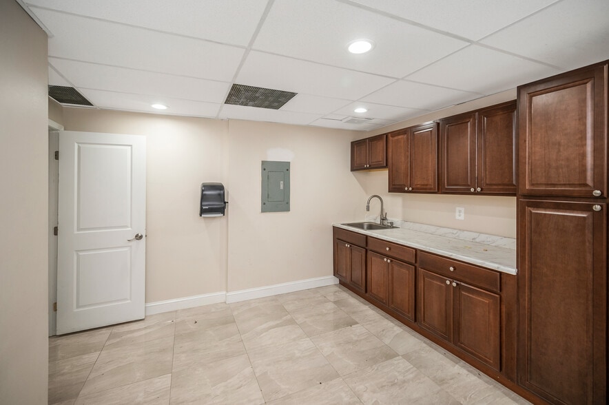 More Photos Of 1502 Featherstone Rd, Woodbridge Medical For Sale