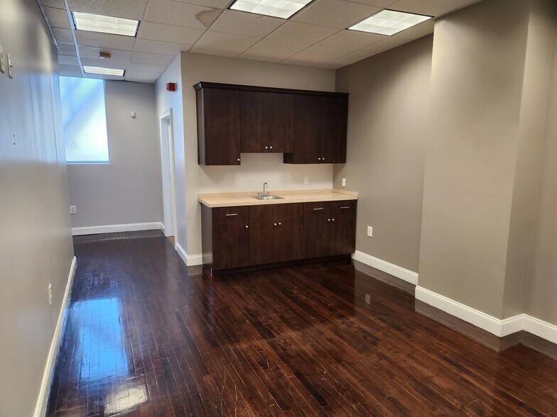 More Photos Of 18 Oliver St, Newark Office For Lease