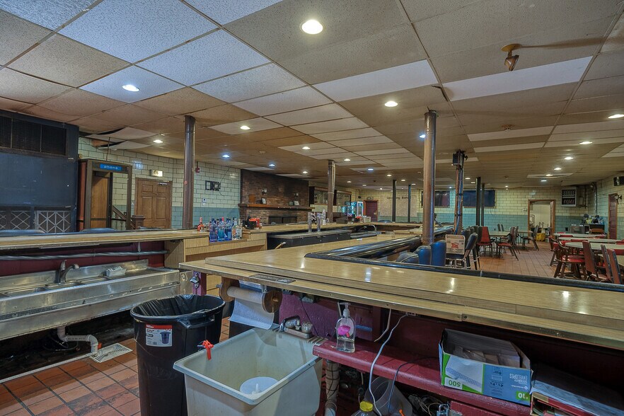 More Photos Of 1 Main St, Lyndora Restaurant For Lease