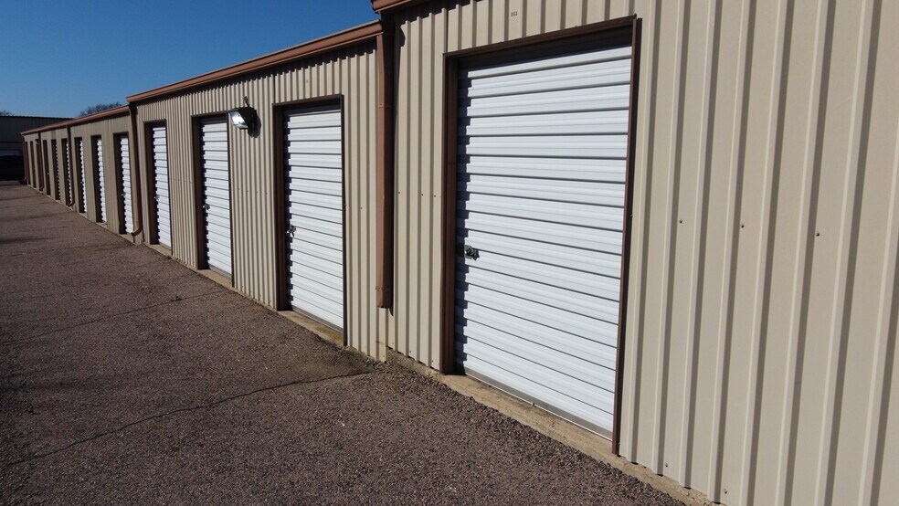 More Photos Of 2502 N 1st Ave, Durant Self Storage For Sale