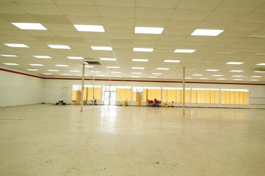 More Photos Of 10690-10696 Lem Turner Rd, Jacksonville Unknown For Lease