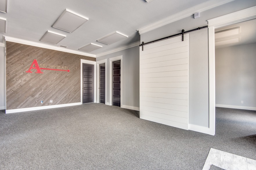 More Photos Of 13840 Denton Dr, Farmers Branch Warehouse For Lease