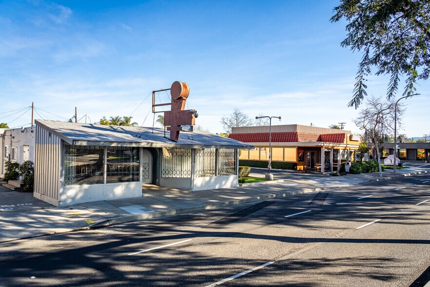 More Photos Of 1139 W 17th St, Santa Ana Freestanding For Lease