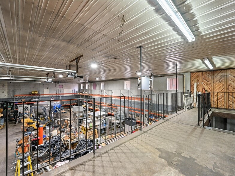 More Photos Of 1000 Century Cir, Dubuque Flex For Lease