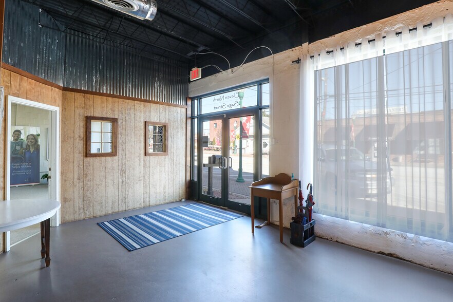 More Photos Of 18 W Currahee St, Toccoa Showroom For Sale