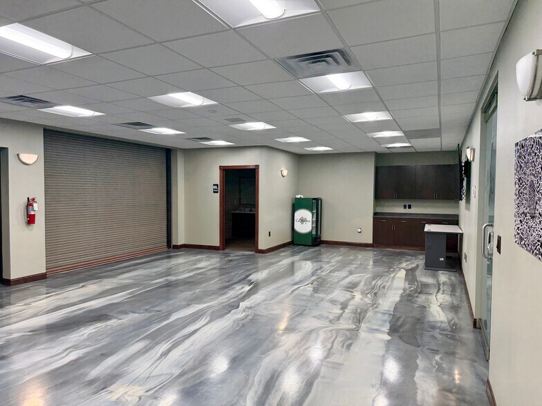 More Photos Of 1014 SE Lorenz Dr, Ankeny Warehouse For Lease