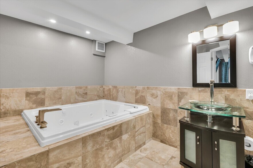 More Photos Of 1907 N Cunningham Ave, Urbana Hotel For Sale