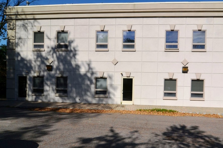 More Photos Of 107 W Main St, Clinton Office For Lease