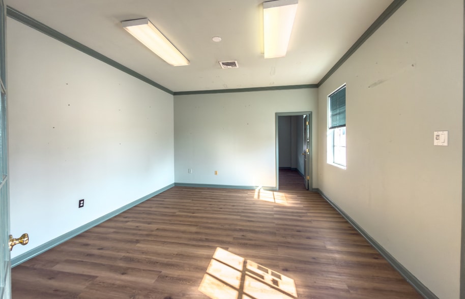 More Photos Of 6704 Williamson Rd, Hollins Storefront For Sale