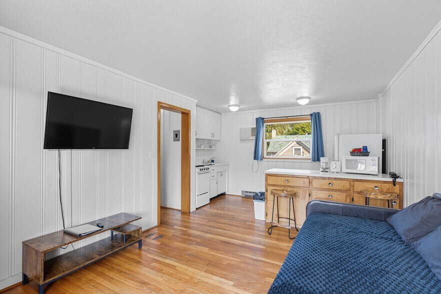 More Photos Of 615 S Main St, Colfax Hotel For Sale