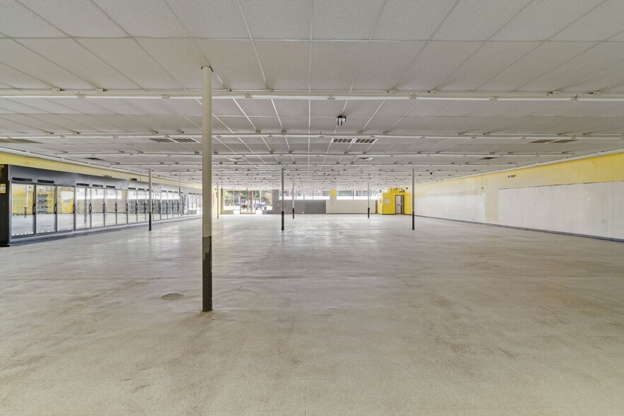 More Photos Of 301-303 N George St, Goldsboro Storefront For Lease