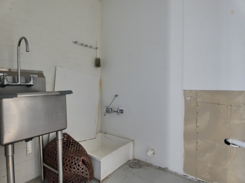 More Photos Of 1704 Avenue D, Rosenberg Specialty For Lease