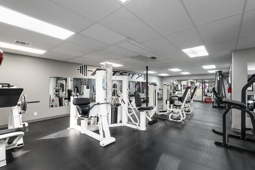 More Photos Of 604 S 77 Sunshine Strip, Harlingen Office For Sale