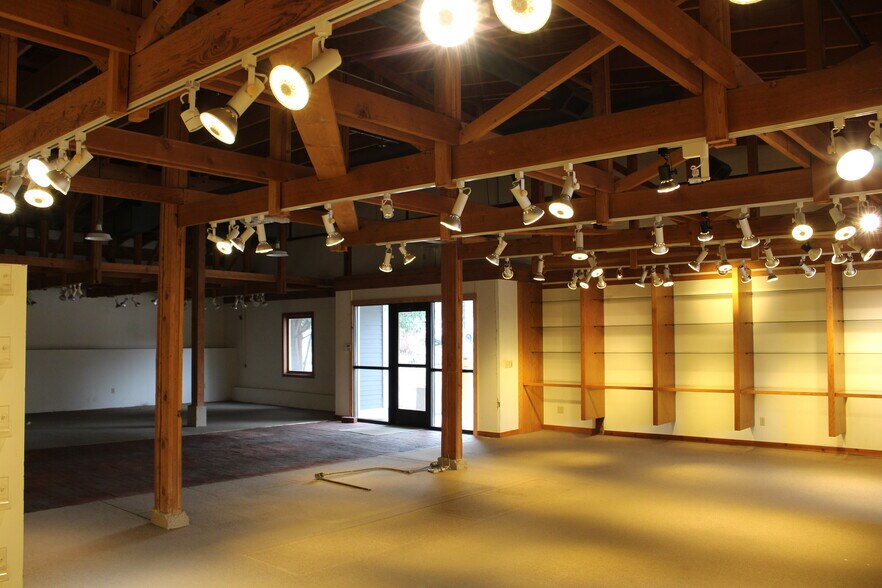 More Photos Of 310-340 Water St, Excelsior Freestanding For Lease