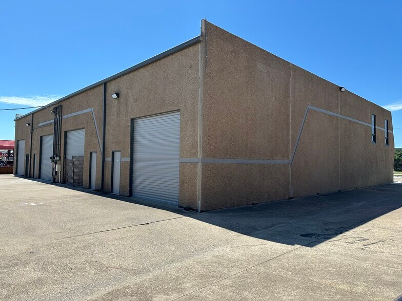 More Photos Of 2604 W Marshall Dr, Grand Prairie Light Distribution For Lease