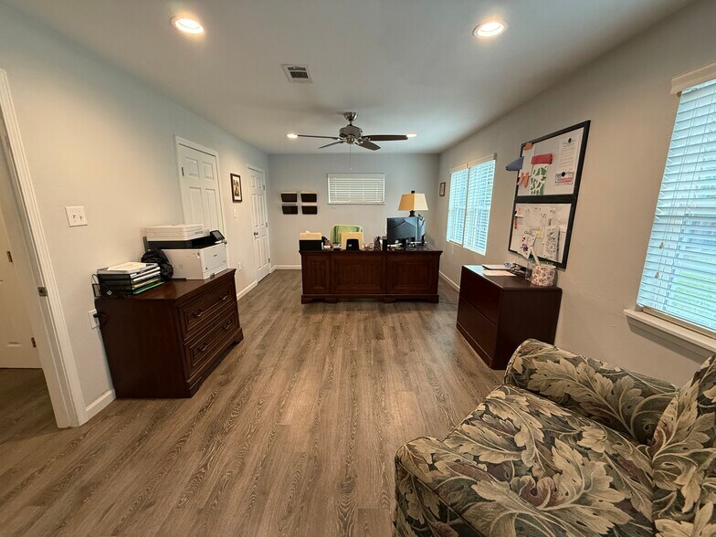 More Photos Of 9144 Sharyn Dr, Conroe Warehouse For Lease