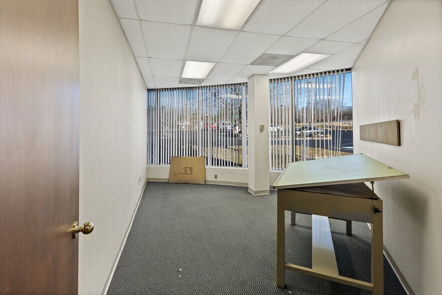 More Photos Of 1989-1999 E Stone Dr, Kingsport Office For Lease