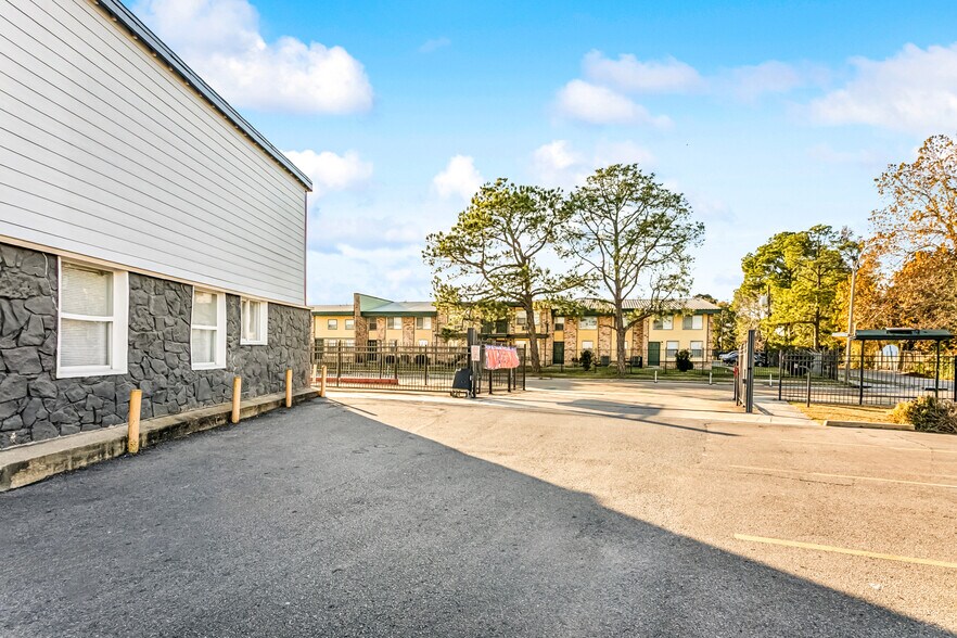 More Photos Of 3300 Garden Oaks Dr, New Orleans Apartments For Sale