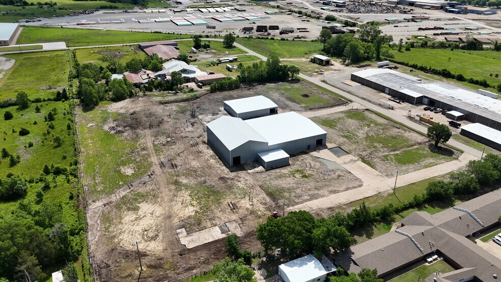 More Photos Of 1100 E 14th St, Dewey Warehouse For Lease
