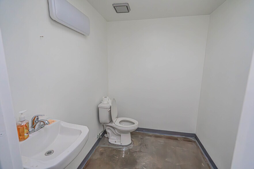 More Photos Of 1901 S Alameda St, Los Angeles General Retail For Sale