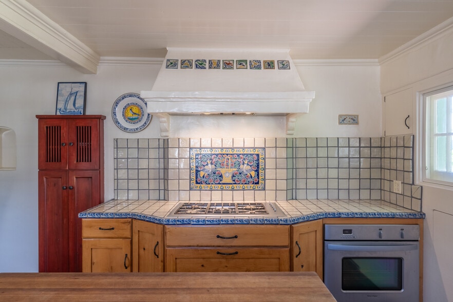 More Photos Of 502 Pierce St, Monterey Office For Sale