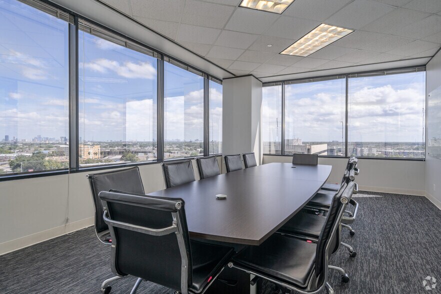 More Photos Of 6671 Southwest Fwy, Houston Office For Lease