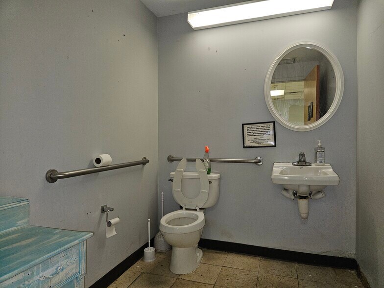 More Photos Of 952 Bragg Blvd, Fayetteville Flex For Sale