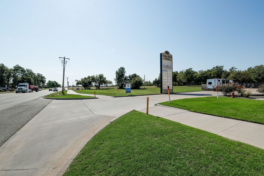 More Photos Of 5460 Main St, Del City Flex For Lease