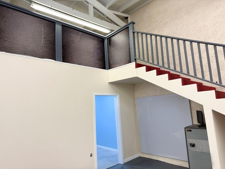 More Photos Of 344 S Oxnard Blvd, Oxnard General Retail For Sale