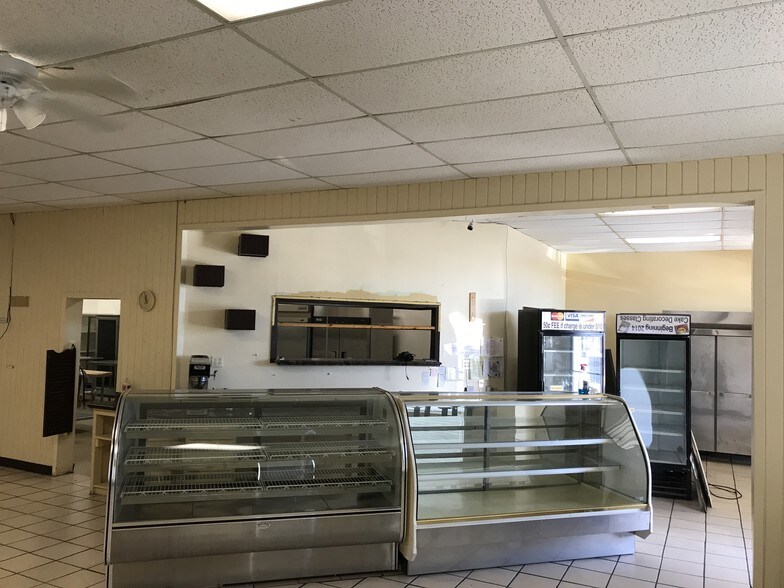 More Photos Of 126 Shadow Mountain Dr, El Paso Restaurant For Lease