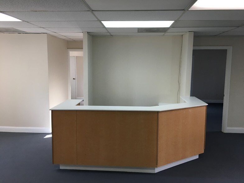 More Photos Of 6116 Rolling Rd, Springfield Medical For Sale