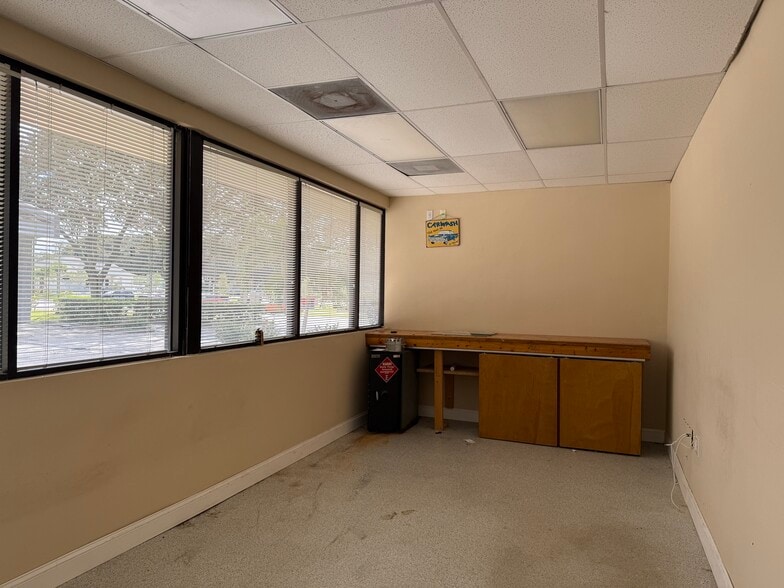 More Photos Of 1498 Belleair Rd, Clearwater General Retail For Lease