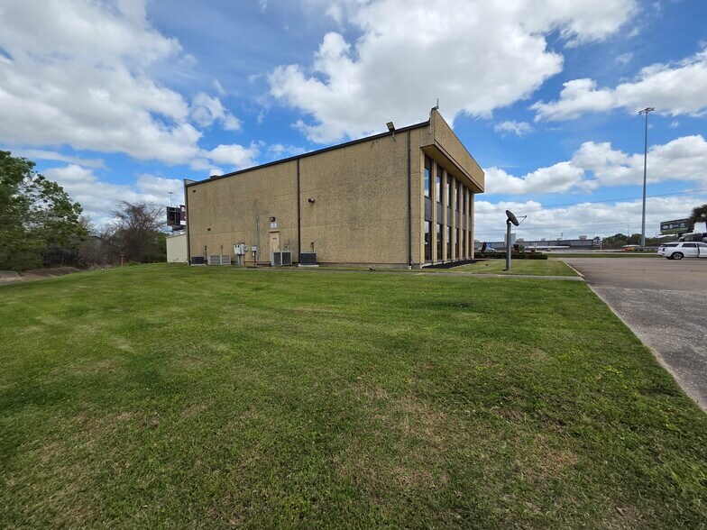 More Photos Of 1844 & 1846 Interstate 10 S, Beaumont Medical For Sale