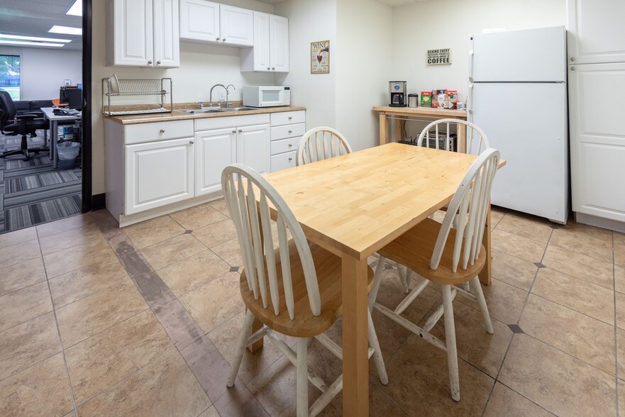 More Photos Of 20700 Belshaw Ave, Carson Warehouse For Lease