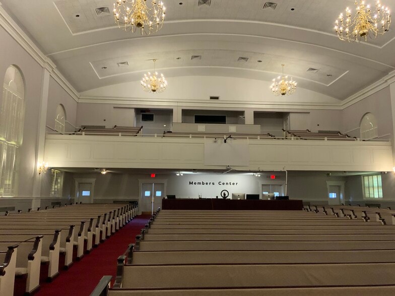 More Photos Of 401 W Poplar St, Elizabethtown Religious Facility For Sale