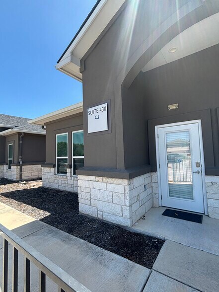 More Photos Of 660 S Bagdad Rd, Leander Office For Sale