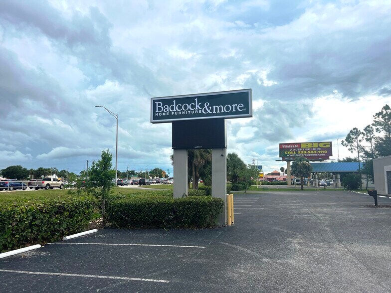 More Photos Of 1700-1750 N Tamiami Trl, North Fort Myers Freestanding For Lease