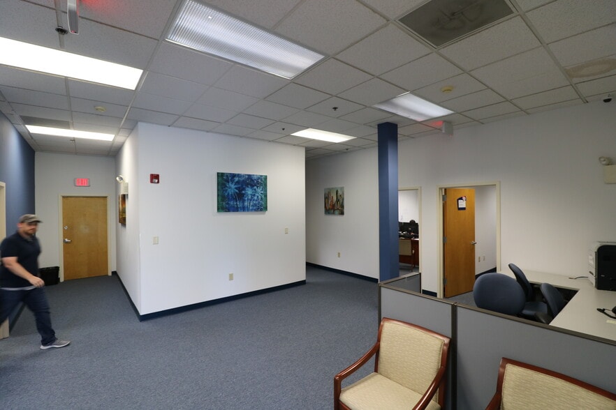 More Photos Of 425 Commerce Dr, Fort Washington Office For Lease