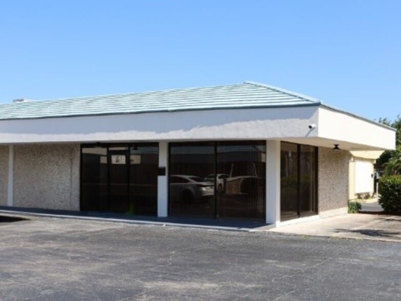 Primary Photo Of 1249-1263 10th St, Lake Park Storefront For Lease
