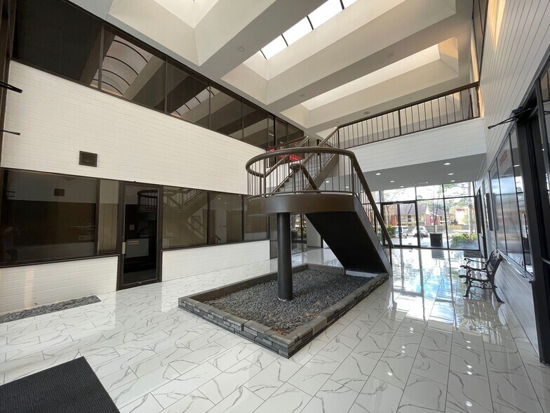 More Photos Of 333 N Rivershire Dr, Conroe Office For Lease