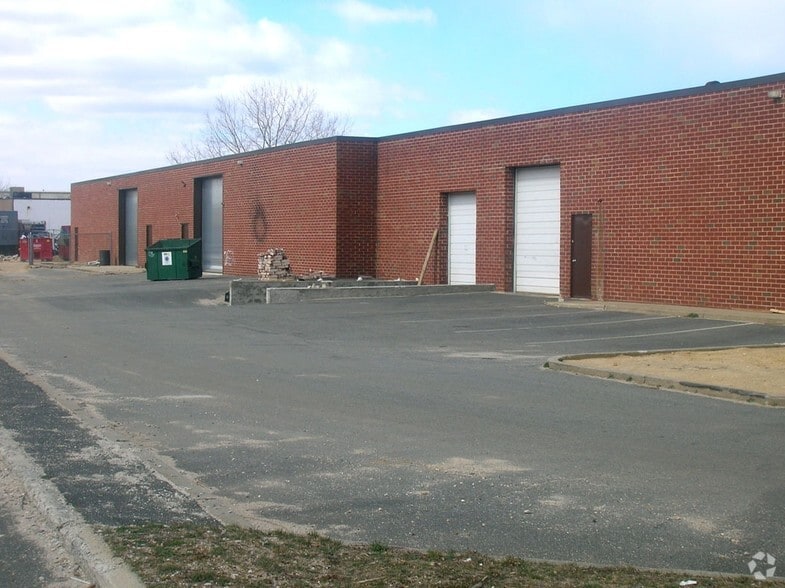 More Photos Of 87 E Jefryn Blvd, Deer Park Warehouse For Lease