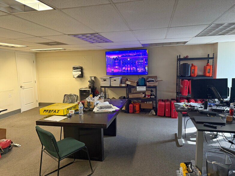 More Photos Of 28258 Avenue Stanford, Valencia Manufacturing For Sale