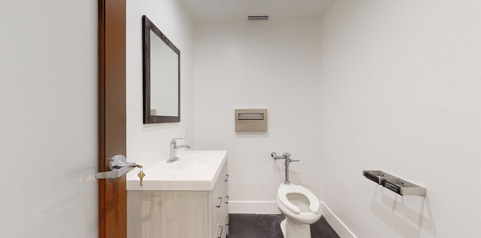 More Photos Of 5325 Topanga Canyon Blvd, Woodland Hills Office Residential For Lease