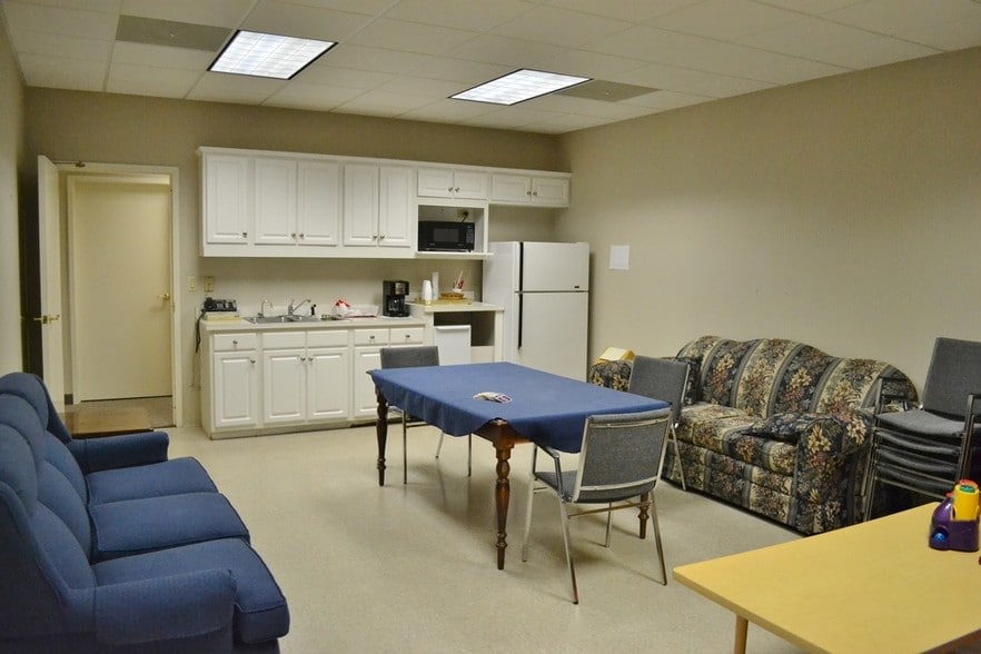 More Photos Of 1022 Hutton Ln, High Point Office For Lease